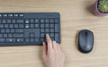 Logitech MK235 kabellose Tastatur und Maus QWERTZ produkt in gebrauch