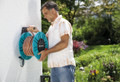 Gardena Classic Wandslanghouder 60 met slanggeleider product in gebruik