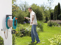 Gardena Classic Wandslanghouder 60 met slanggeleider product in gebruik