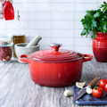 Le Creuset Signature Ovale Braadpan 31 cm Kersenrood product in gebruik