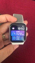 Apple Watch Series 4 44mm Zilver Aluminium/Grijze Nylon Sportband (Afbeelding 1 van 3)