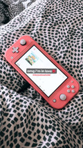 Nintendo Switch Lite Koraal + Super Mario Bros. Wonder (Afbeelding 2 van 3)