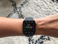 Apple Watch SE 44mm Space Gray Aluminium Zwarte Sportband (Afbeelding 2 van 5)