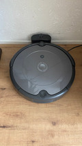 iRobot Roomba 698 (Image 4 of 12)