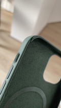 Apple iPhone 12 &#x2F; 12 Pro Back Cover with MagSafe Black (Image 4 of 11)