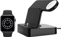Apple Watch Series 6 44mm Space Gray Zwarte Sportband + Belkin Docking Station Zwart Apple Watch 44 mm