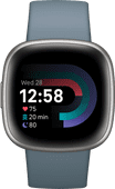 Coolblue Fitbit Versa 4 Zilver/Blauw aanbieding