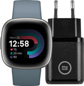 Fitbit Versa 4 Zilver/Blauw + BlueBuilt Oplader 