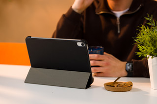 BlueBuilt Apple iPad (2025/2022) Tri-Fold Book Case Zwart