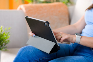 BlueBuilt Apple iPad (2025/2022) Tri-Fold Book Case Zwart