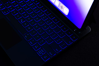 BlueBuilt Apple iPad Pro (2025/2024) 13 inch Toetsenbord Hoes QWERTY Zwart