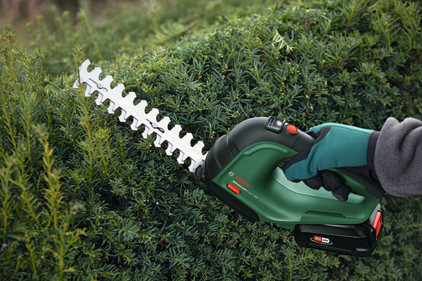 Handheld hedge trimmer