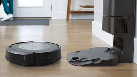 Robot vacuums with emptying station