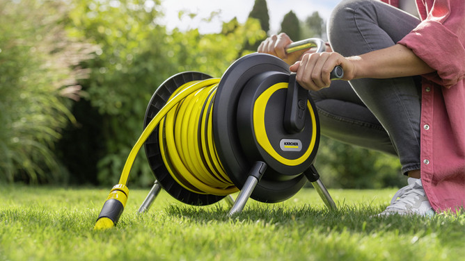 Reels and hose carts