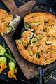 Le Creuset Runde Tiegel-Bratpfanne 23 cm Mattschwarz produkt in gebrauch