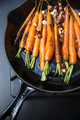 Le Creuset Runde Tiegel-Bratpfanne 23 cm Mattschwarz produkt in gebrauch