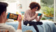 Nintendo Switch Lite Geel + Super Mario Bros. Wonder + Beschermhoes product in gebruik