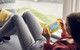 Nintendo Switch Lite Geel + Super Mario Bros. Wonder + Beschermhoes product in gebruik
