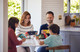 Nintendo Switch Lite Geel + Super Mario Bros. Wonder + Beschermhoes product in gebruik