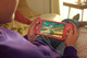 Nintendo Switch Lite Korallrot + Bigben Offizielle Nintendo Switch Lite Schutztasche produkt in gebrauch