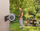 Gardena Wandslangenbox 35 RollUp XL wit + Premium Broes product in gebruik