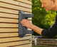 Gardena Wandslangenbox 35 RollUp XL wit + Premium Broes product in gebruik