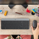 Logitech MK470 Slim Draadloos Toetsenbord en Muis Grijs QWERTY product in gebruik