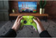 Microsoft Xbox Series X und S Wireless Controller Electric Volt Gelb, Grün produkt in gebrauch