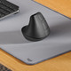 Logitech Lift Verticale Ergonomische Muis Zwart product in gebruik