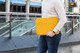 BlueBuilt Housse pour Ordinateurs Portables pour Apple MacBook Pro 16 Pouces Jaune produit à l'usage