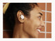 Samsung Buds FE Wit + Samsung oplader product in gebruik