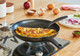 Tefal Easy Cook & Clean Koekenpan 24 cm + Hapjespan met deksel 26 cm product in gebruik