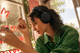 Sennheiser Accentum Plus Zwart + BlueBuilt Quick Charge Oplader met Usb A Poort 18W Zwart product in gebruik