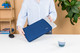 BlueBuilt Laptophoes voor Apple MacBook Air 13 inch Blauw visual Coolblue 1