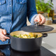 BK BOUR CastIron Braadpan 28 cm Earl Grey product in gebruik