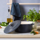 BK BOUR CastIron Braadpan 28 cm Earl Grey product in gebruik