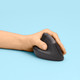 Logitech Lift Verticale Ergonomische Muis Linkshandig Zwart product in gebruik