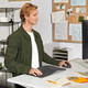 Logitech Lift Verticale Ergonomische Muis Linkshandig Zwart product in gebruik