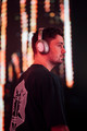 JBL Tour One M3 Goud product in gebruik