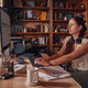 Poly Voyager Focus 2 MS Draadloze Office Headset product in gebruik