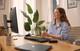 Poly Voyager Legend 50-M UC Bluetooth Headset + Oplaadcase product in gebruik