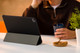 BlueBuilt Apple iPad Pro 13 Pouces (2024) Tri-Fold Book Case Noir produit à l'usage