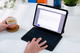 BlueBuilt Apple iPad Pro (2024) 11 inch Toetsenbord Hoes QWERTY Zwart product in gebruik