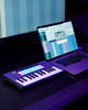 Novation FLkey Mini Zwart product in gebruik