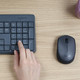 Logitech MK235 Draadloze Toetsenbord en Muis QWERTY product in gebruik