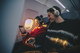 JBL Tour One M3 Goud product in gebruik