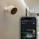 Philips Hue Secure Cam 2K Bedraad Wit product in gebruik