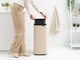 Brabantia Bo Touch Bin 30 Liter Soft Beige product in gebruik