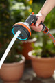 Gardena Wandslangenbox 35 RollUp XL wit + Premium Broes product in gebruik