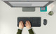 Logitech MK545 Draadloze Toetsenbord en Muis QWERTY 5-Pack product in gebruik